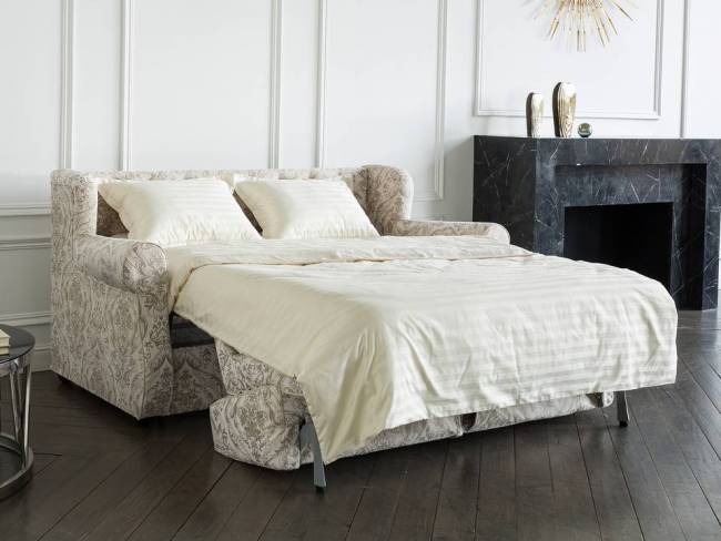 Диван Synergy Grace с механизмом и матрасом в разложенном виде с постелью