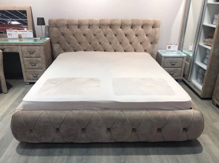 Кровать кастело в бежевом велюре